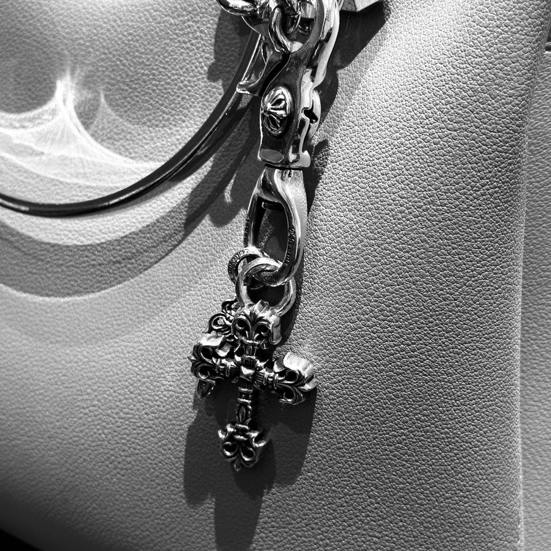 Chrome Hearts Keychain, Flaming Cross, Ring SwordAuthentic replica, genuine antique engraving, anodized texturePrice: 20,000+ RMB. Made entirely of 925 sterling silver with an antique finish. Material can be authenticated. Incomparable to common wh