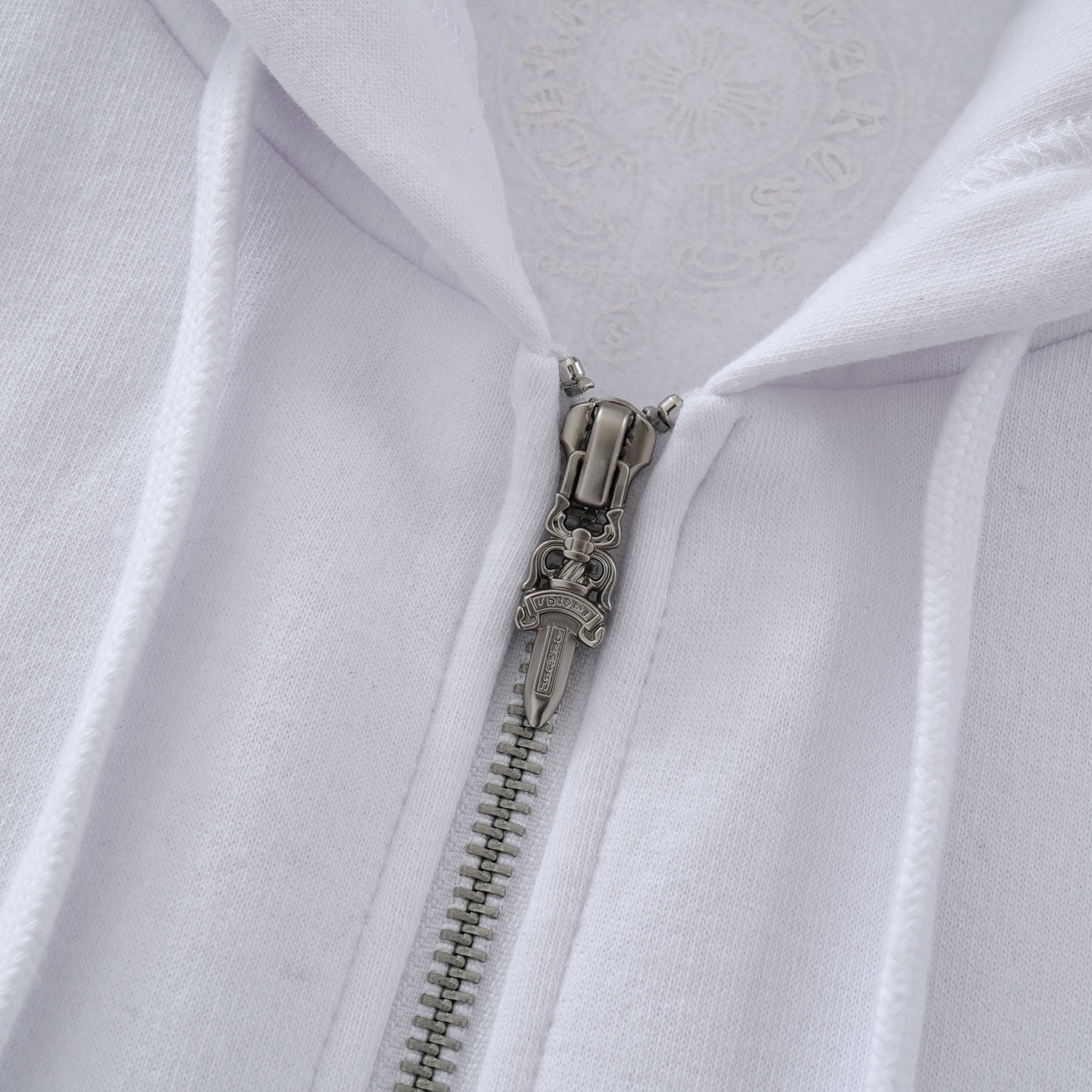 CH's new Sanskrit print zip-up hoodie. All sizes are now available. Originally purchased from Dewu for 11839. Made of 400g 100% cotton fleece. Printed with imported inks. Simple design, easy to follow. Custom silver-plated hardware and accessories. U