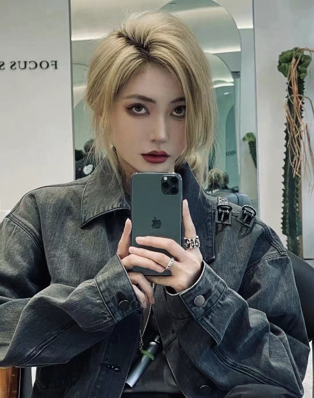 Chrome HeartsSmooth Round Cross Ring. Original version purchased for 2850 (presumably HKD). The outer cross has a deep indentation; magnification reveals the cross pattern. Oxidation finish and engraving are identical to the original. High-quality