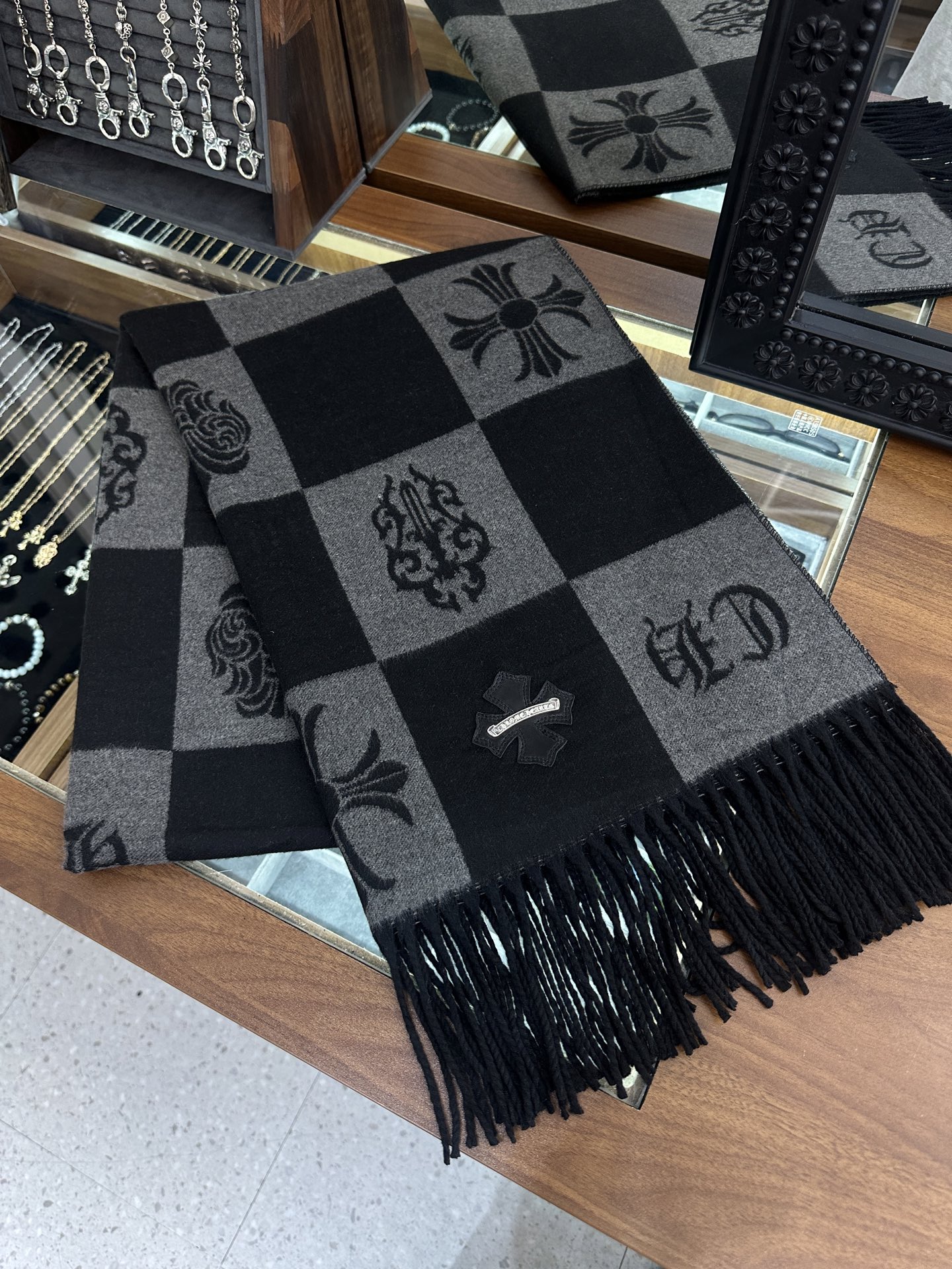 Chrome Heart Scarf, cashmere and wool, hand-stitched, sheepskin cross-stitch pattern, plus a small 925 sterling silver tag. A top-quality item. Size: 180 x 65cm. Unisex.