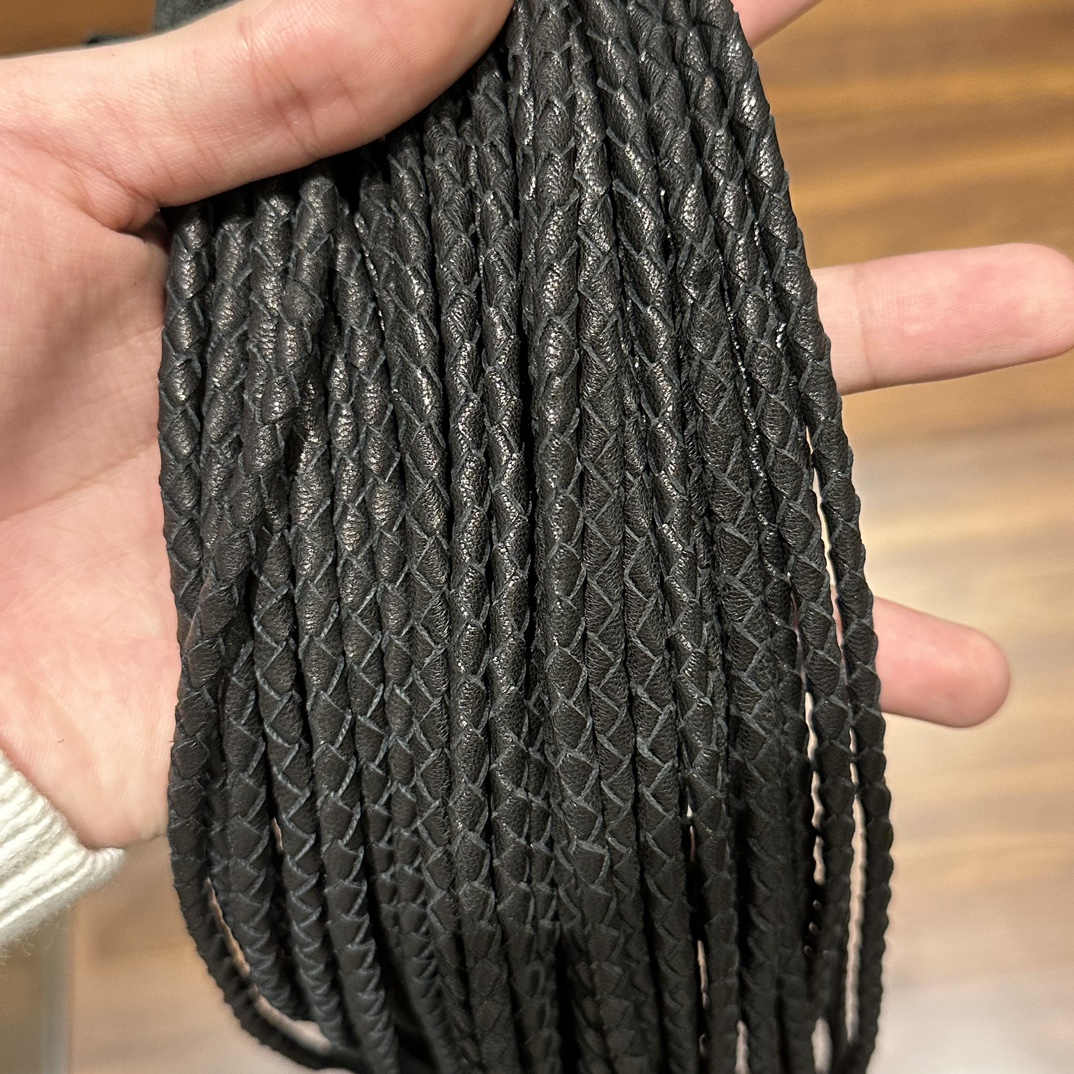 Chrome Hearts Sword Pendant Phone Charm. Purchased at the counter for ¥5900 RMB. Sold out instantly during a limited-time flash sale on the official website. Top-of-the-line phone strap, perfect for iPhones. Hand-woven from imported cowhide. I search