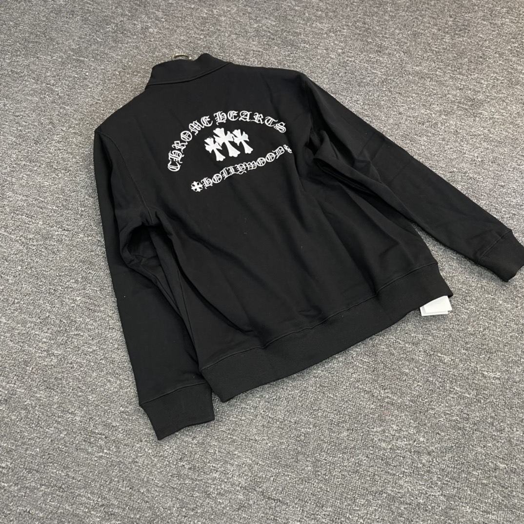 Chrome Hearts' latest cross-stitch stand-collar sweatshirt. Made from custom-dyed pure cotton fabric, with imported ink printing for a three-dimensional effect. The embroidery is full and detailed, featuring thousands of stitches. Perfectly customize