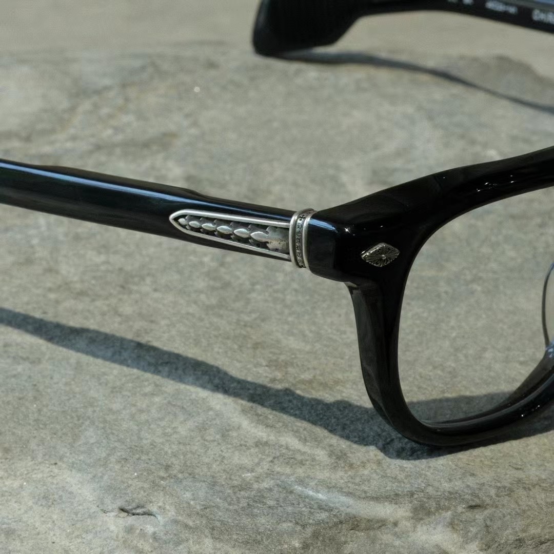 The first batch of 100 pairs is exclusively for existing partners. A second batch of 200 pairs will be available on the market. Exclusive 925 sterling silver accessories, scout flower design with flame elements. This set uses more silver than before,