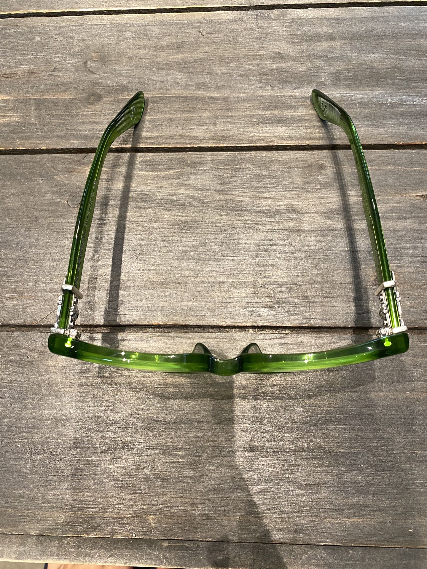 Chrome Hearts925 Sterling Silver Accessories, Emerald Green Sword GlassesCombined frame with two 925 sterling silver sword ornaments. Two cross-shaped details inside. 1:1 replica, meticulous attention to detail. The large black frame is very flat