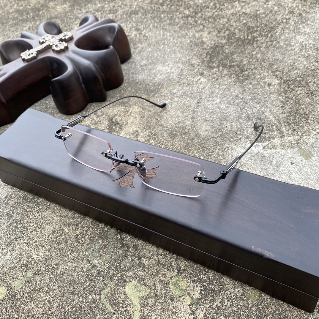 CH Frameless Cross-Patterned Matte Black GlassesA super popular pair, identical to the original, with high-quality nose pads and meticulous attention to detail. Exclusive hand-engraved lettering. Only a few hundred yuan!Glasses are personal items