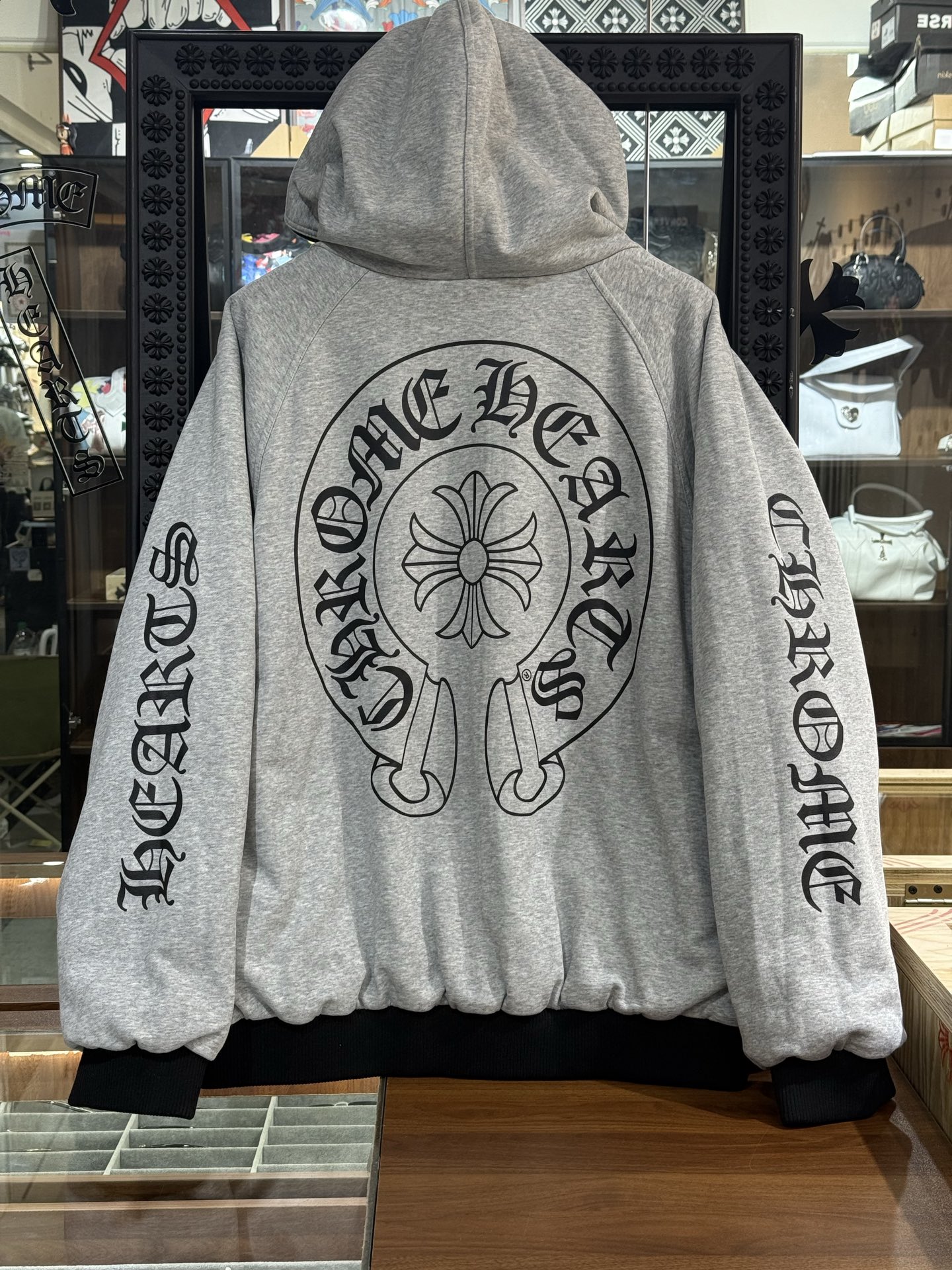 CH New Reversible Hooded Cotton JacketBoth sides are wearable, extremely cost-effectiveOne jacket is enough for winter (one layer of gray knit lining, two layers of inner fabric, one layer of down cotton)Sizes: S, M, L