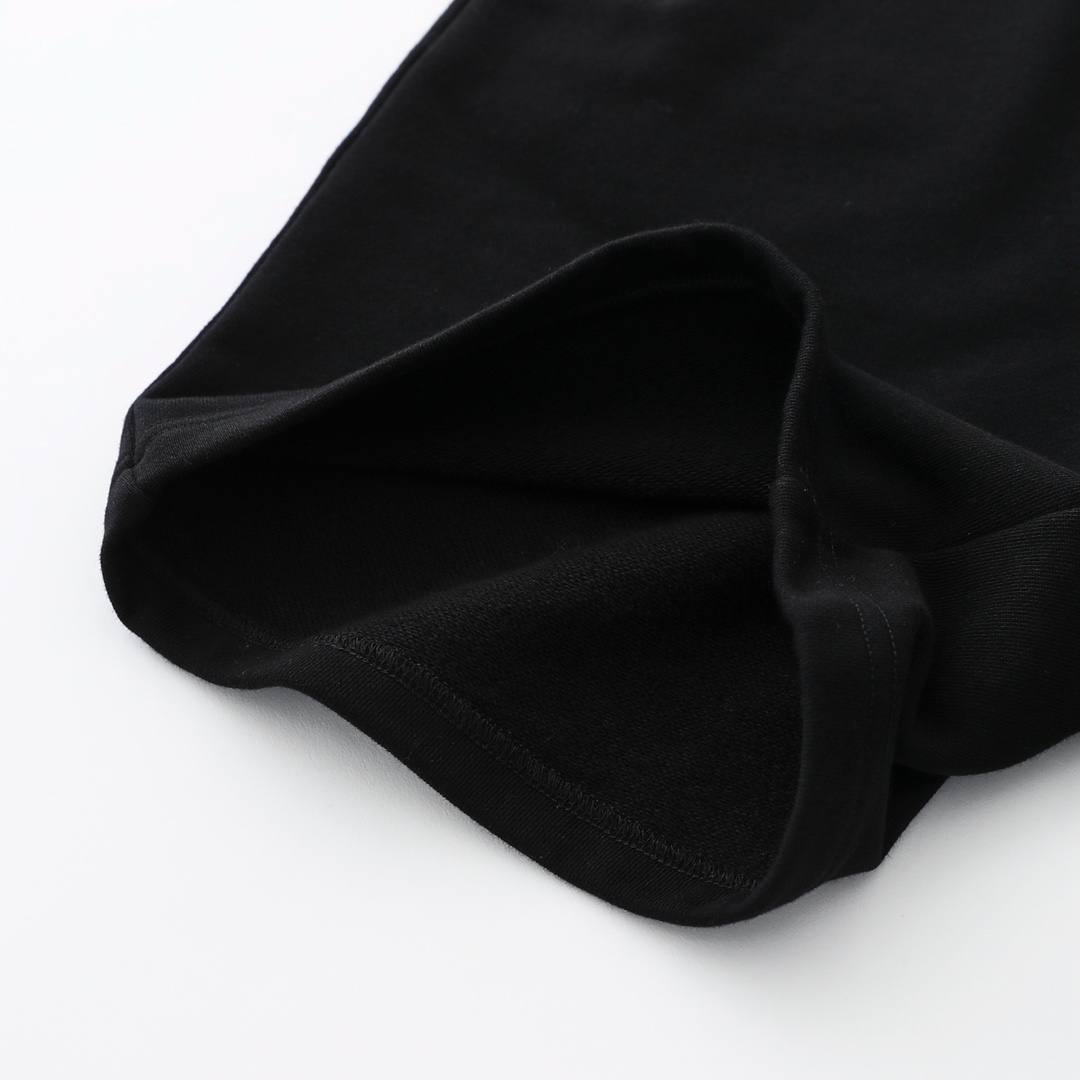 CH's new cross shorts. Two colors and all sizes are now available. Made with 330g imported natural heather yarn, woven by Conny Ltd., for a soft and comfortable feel (unlike domestic terry cloth). The garment features a washed finish. The pocket lini