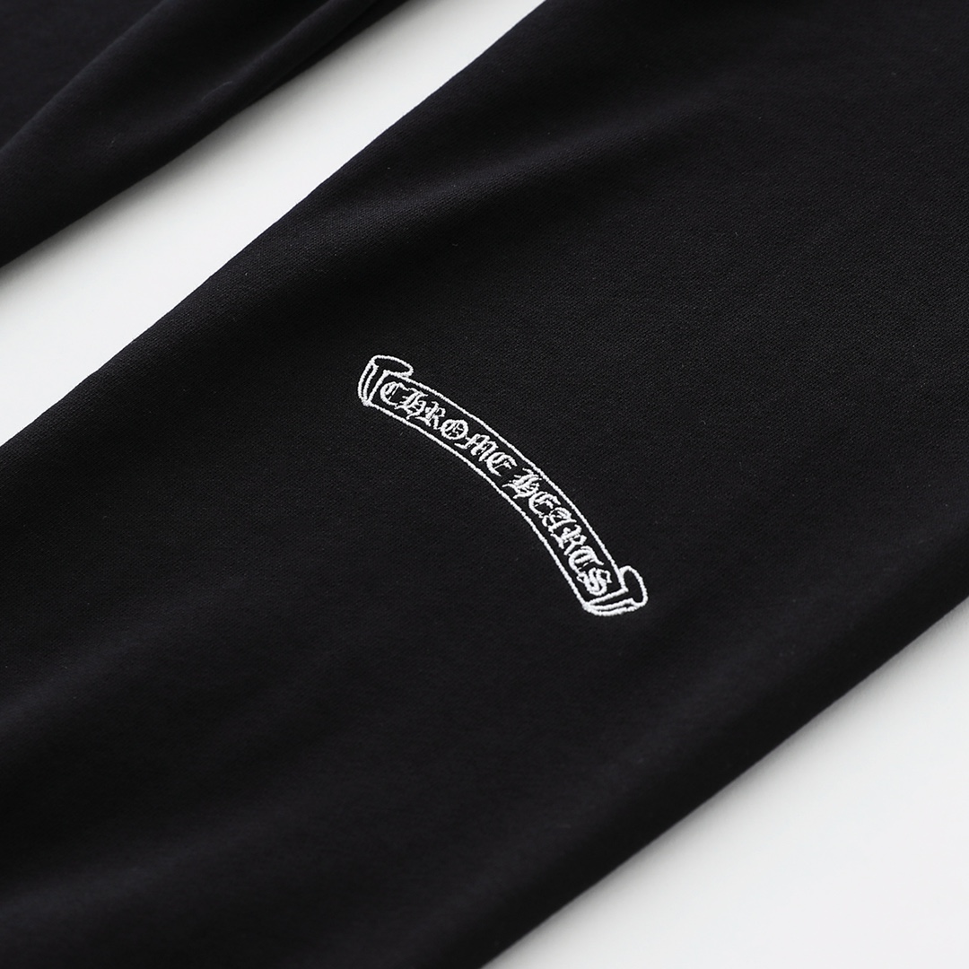 CH's new Chrome Hearts cargo pants. All sizes are now available. Made of 380g double-ply terry cotton, finished with a washed finish for a soft, supple, and substantial feel. Embroidery is processed on imported TAJIMA machines. Custom high-density ny