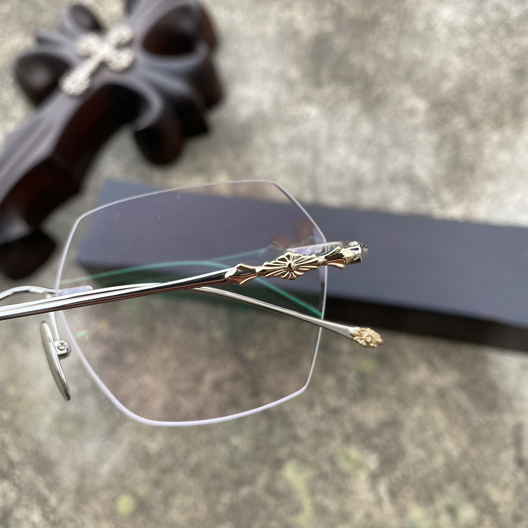 CH Frameless Square Silver Gold Cross FlowerA super popular model, identical to the original. High-quality nose pads, mixed-media level. Every detail is meticulously crafted, with exclusive hand-engraved lettering. Only a few hundred yuan!Eyeglas