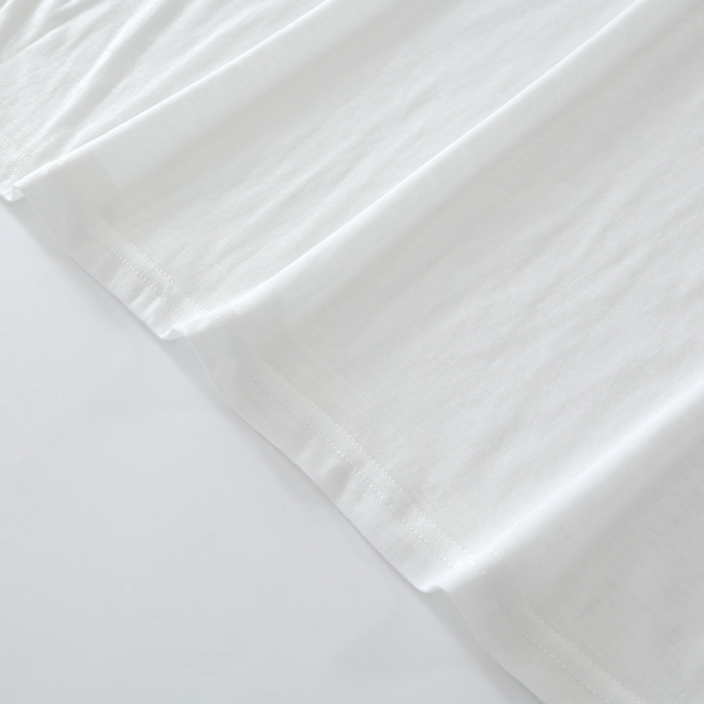 CH's new five-star flag lightweight sun-protective long-sleeved shirt. Two colors and all sizes are now available. The fabric is 130g 20% ​​linen and 80% polyester. The print uses an imported Israeli printing machine with heat transfer printing techn