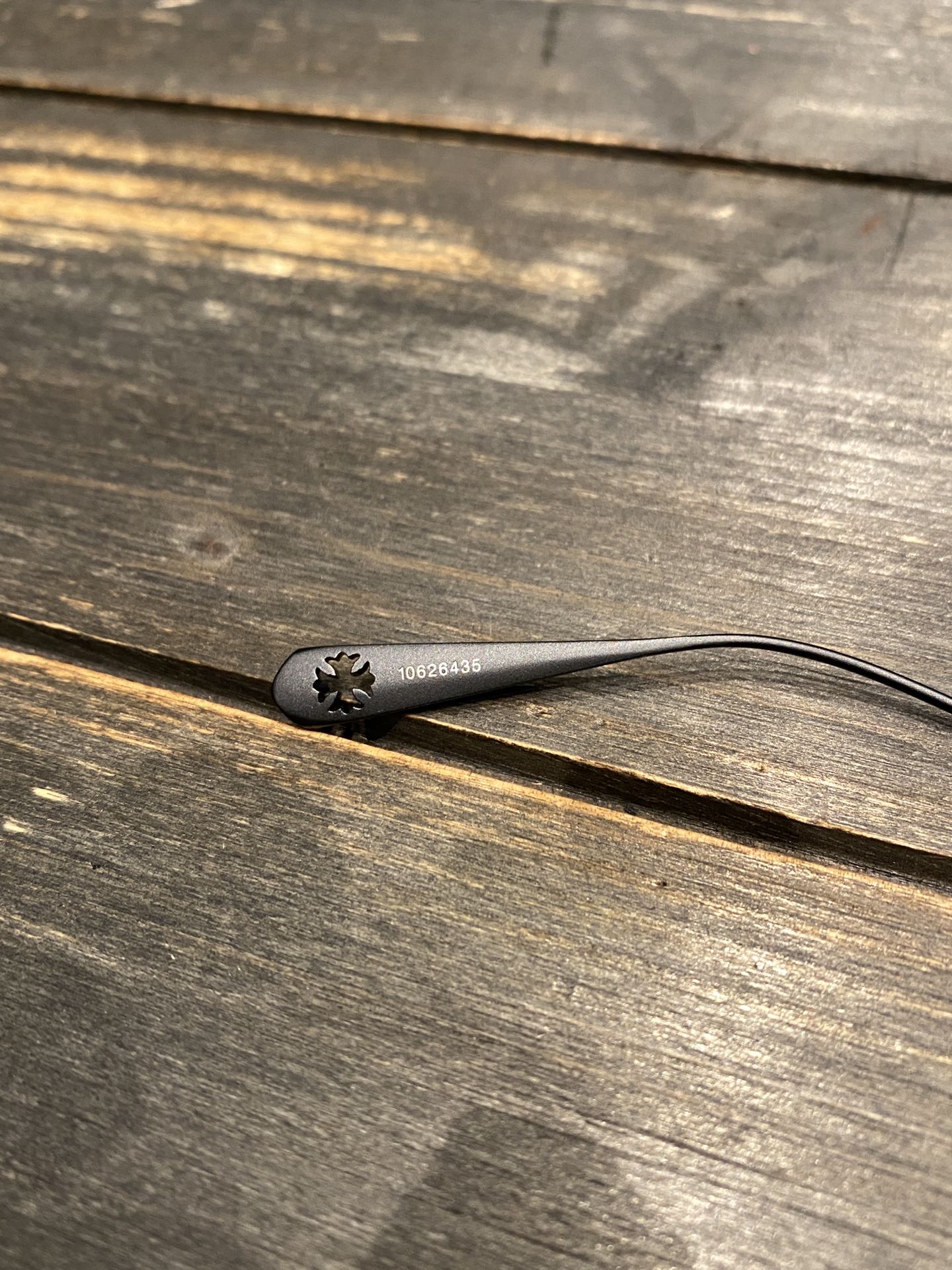 Matte Black, Xue Zhiqian's Style GlassesAuthentic frames costing over 10,000 RMB are directly disassembled and developed from scratch; agent prices have been comprehensively reduced.Classics never go out of style. The Sluntradiction frames, which