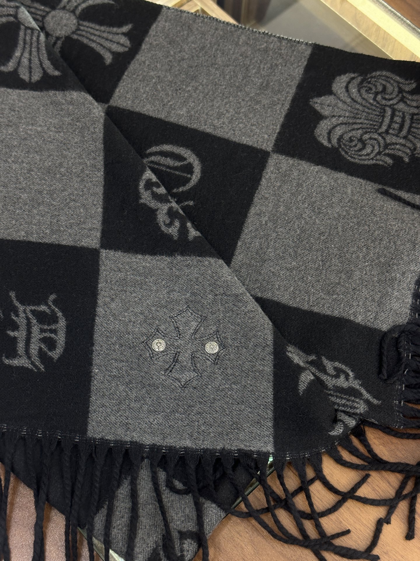 Chrome Heart Scarf, cashmere and wool, hand-stitched, sheepskin cross-stitch pattern, plus a small 925 sterling silver tag. A top-quality item. Size: 180 x 65cm. Unisex.