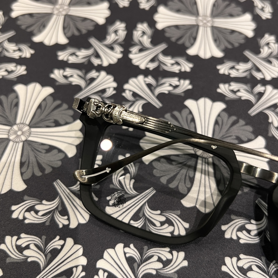 ✟𝐂𝐡𝐫𝐨𝐦𝐞𝐡𝐞𝐚𝐫𝐭✟Black and silver color scheme, black-rimmed sword and dagger-shaped glassesExtremely comfortable to wear 😌Accessories: 925 sterling silver. This is another pair of top-quality 925 sterling silver glasses. It will definitely exceed yo