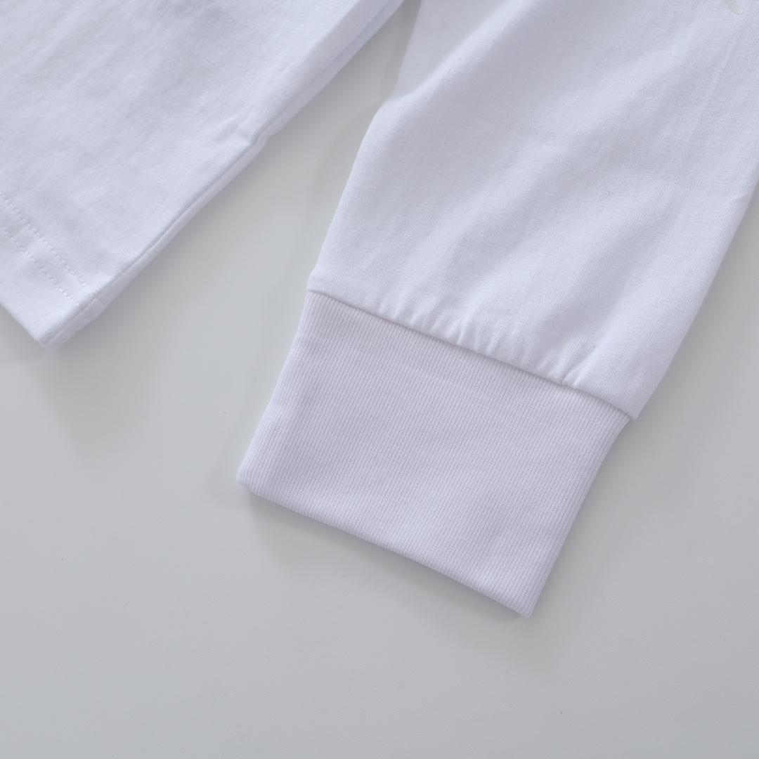 CH's new Sanskrit print long-sleeved shirt with collar. Available in three colors and all sizes. Original Hong Kong import, purchased for 8399. Made of 220g 100% cotton. The print uses a foaming process. Custom accessories. High-quality workmanship f