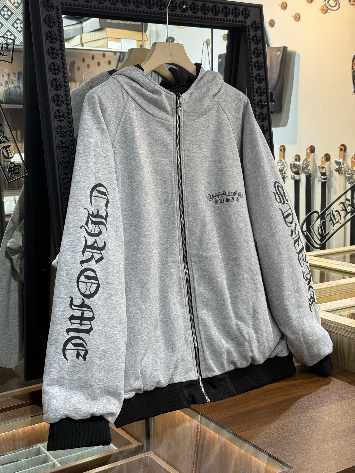CH New Reversible Hooded Cotton JacketBoth sides are wearable, extremely cost-effectiveOne jacket is enough for winter (one layer of gray knit lining, two layers of inner fabric, one layer of down cotton)Sizes: S, M, L