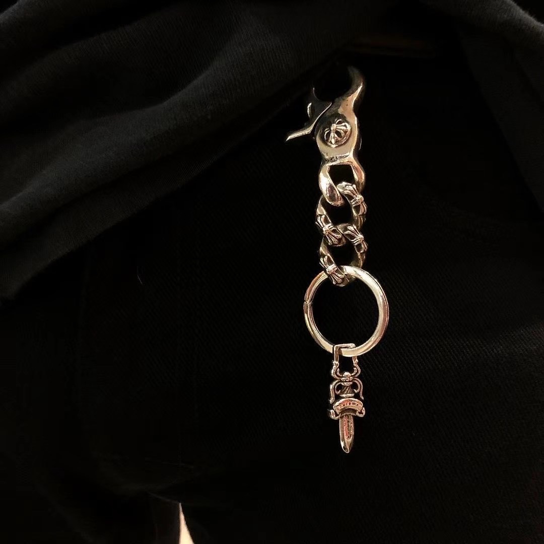 【Chrome Hearts Lobster Cross Keychain】Made entirely of 925 sterling silver, including the clasp.Weighs nearly 60 grams, with an exceptionally high-quality feel.Made to order, with an antiqued and oxidized finish; the silver content is identical