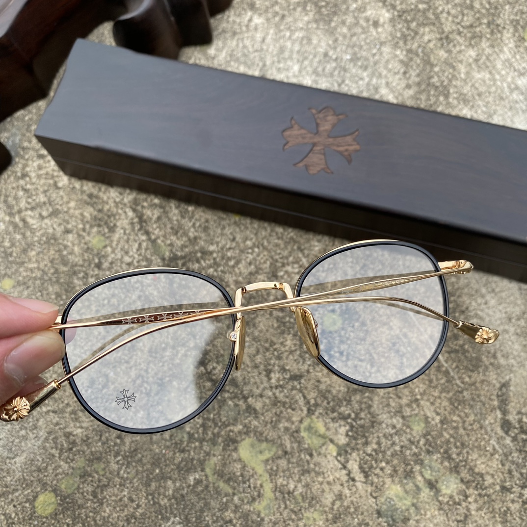 CH Black-rimmed Gold-plated Cross-Patterned GlassesA super popular pair, identical to the original, with high-quality nose pads and meticulous attention to detail. Exclusive hand-engraved lettering. Only a few hundred yuan!Glasses are personal it