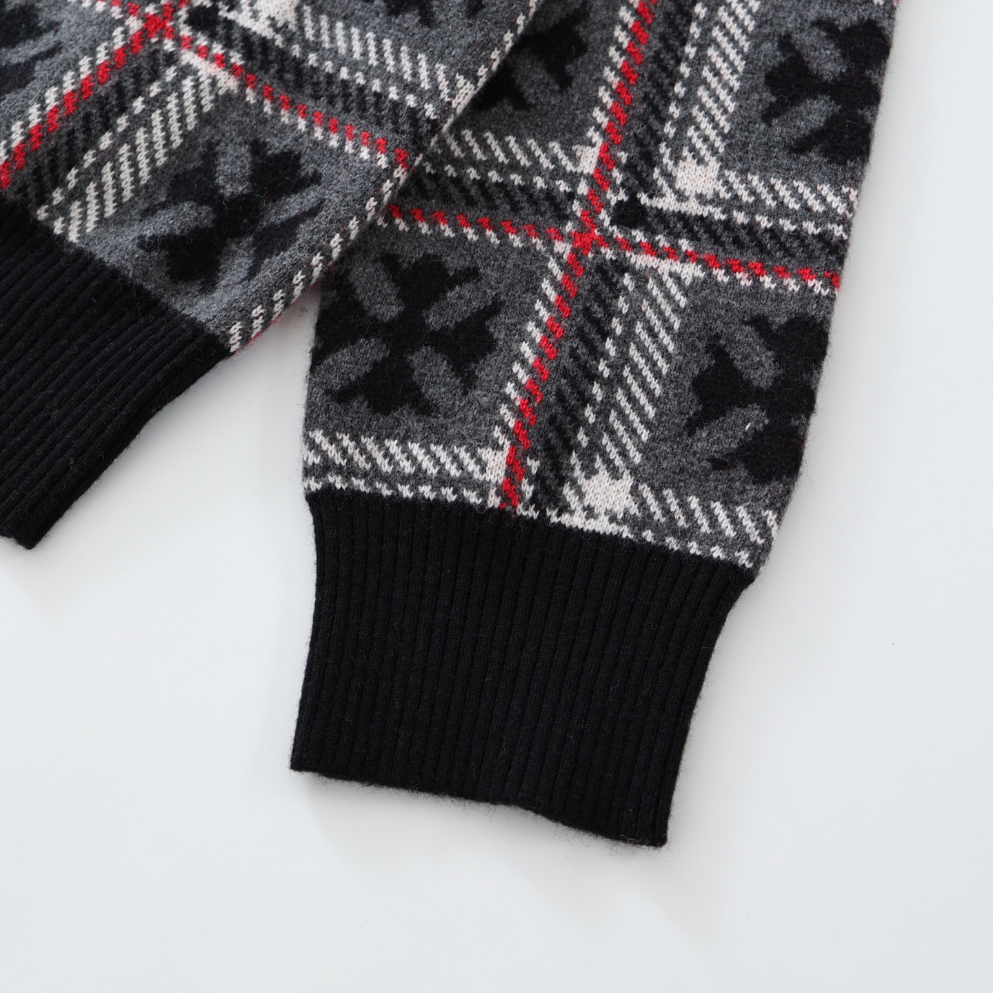 CH's new cross-knit cashmere cardigan. All sizes are now available. Original buttons purchased from the boutique for 23,300. Custom-spun yarn composition: 55% wool + 30% cashmere + 15% nylon blend. Custom genuine leather neck label. Custom-molded sil