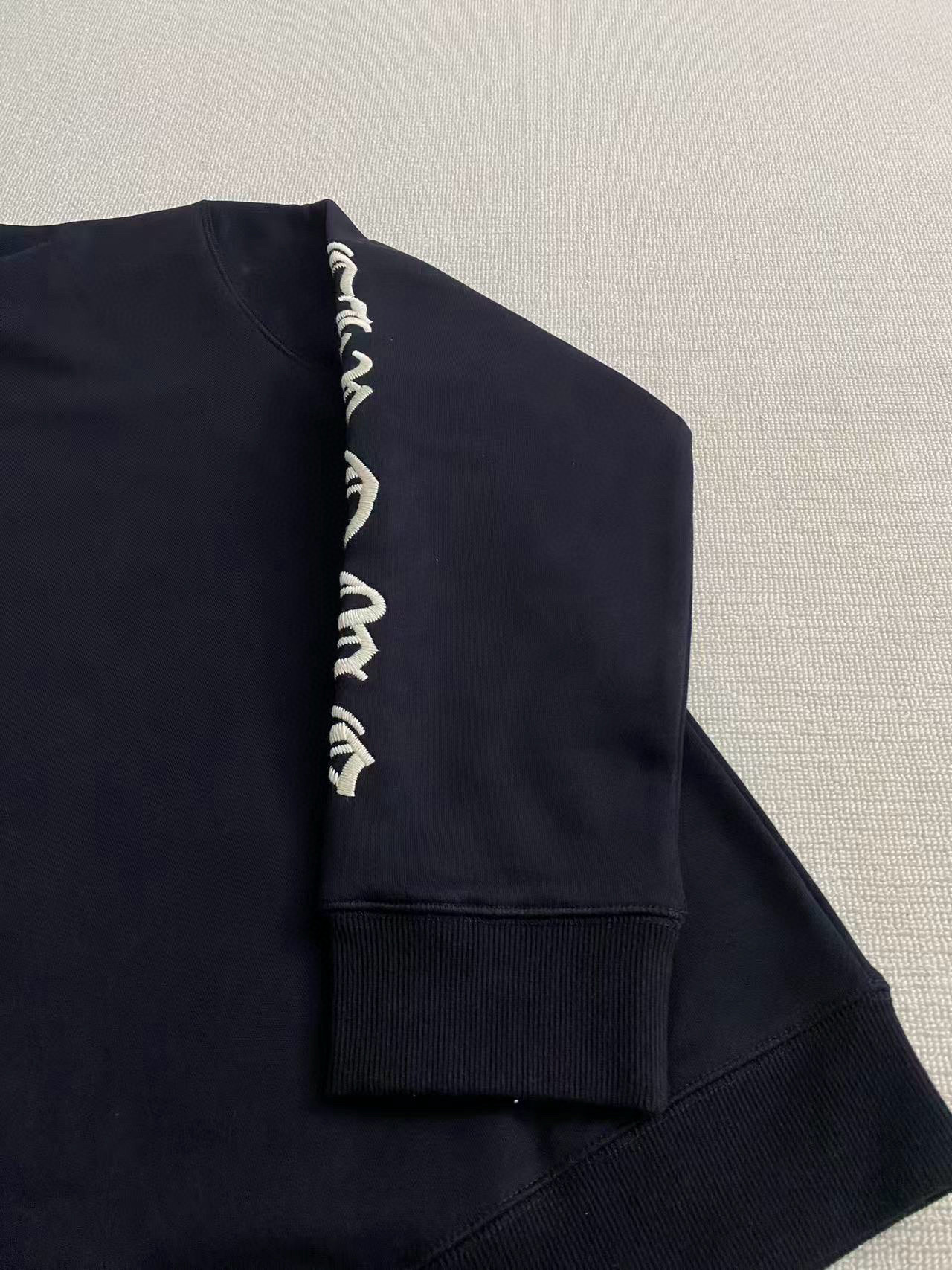 Chrome Hearts 25ss Half-Zip Collar SweatshirtFabric: 420g fleeceLocated with top-grain calfskin leather over the collar labelSizes: S, M, L