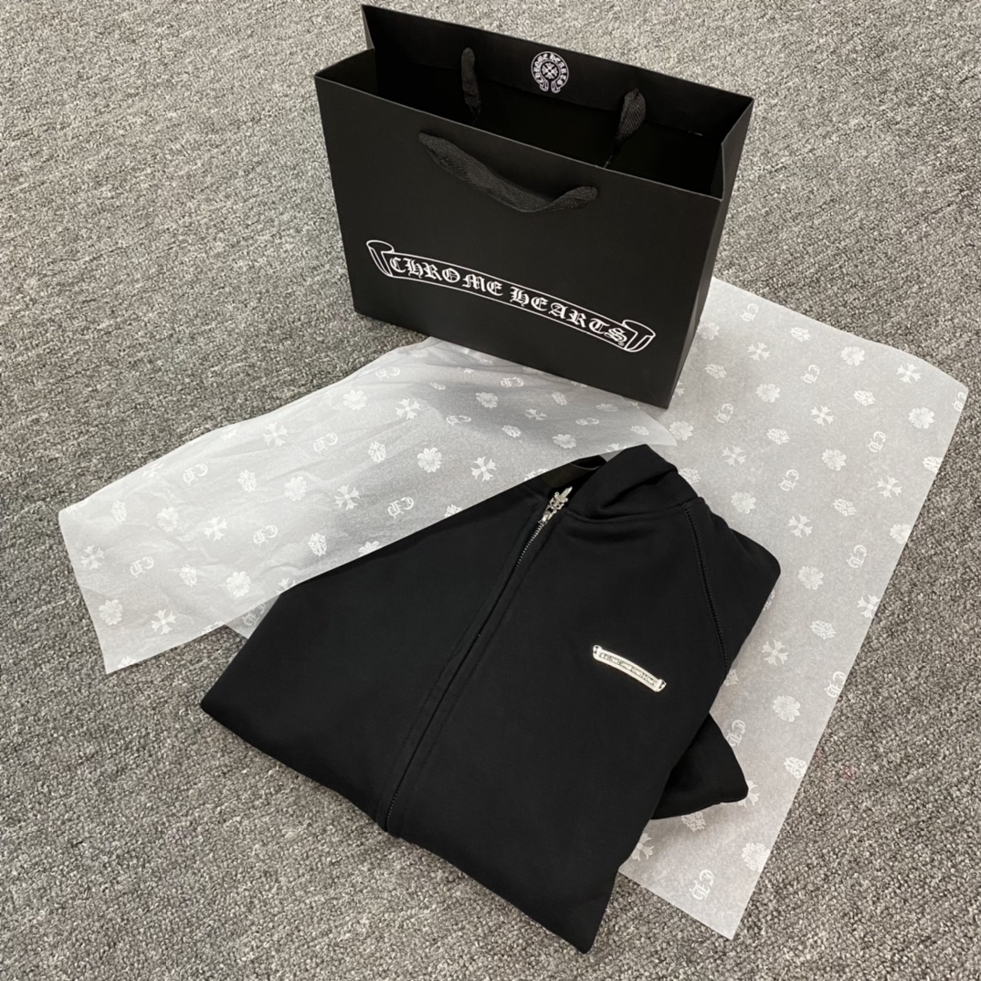 Chrome Hearts' latest U Sailin On cross-print hoodie/sweatshirt. A hoodie originally priced at tens of thousands of yuan, featuring custom-made metal scroll plates, a cross-shaped zipper pull, and a meticulously embroidered logo on the back – quality