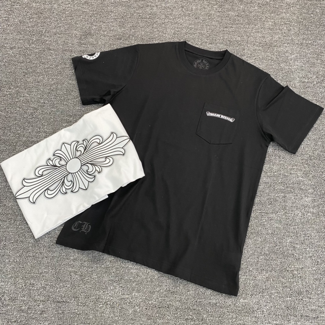 Chrome Hearts new cross-print short-sleeved T-shirt. Made of 210g combed 26s cotton single-sided fabric. Features four fixed-position 3D pockets on the chest. The floral print is hand-printed using plastisol ink, ensuring colorfastness. Sizes S, M, L