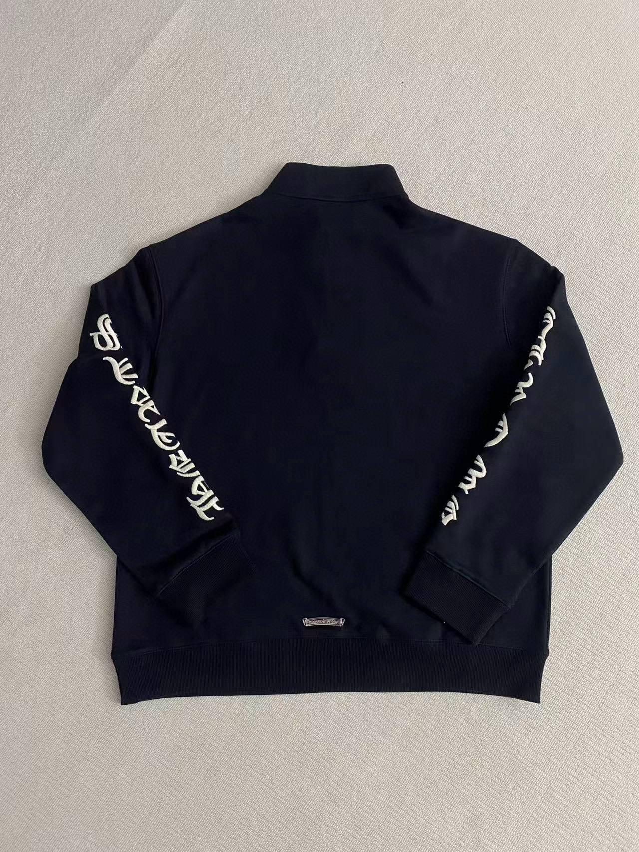 Chrome Hearts 25ss Half-Zip Collar SweatshirtFabric: 420g fleeceLocated with top-grain calfskin leather over the collar labelSizes: S, M, L