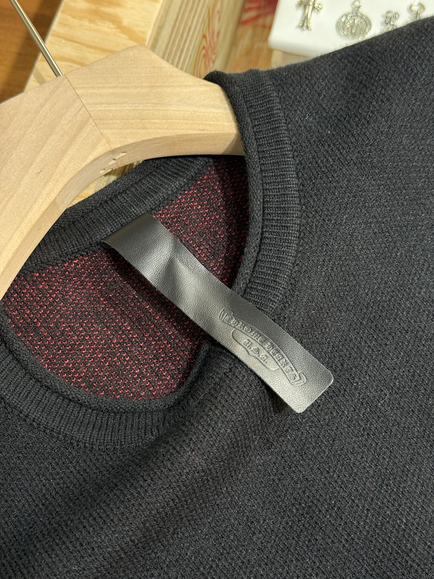 Chrome Hearts double-layered cashmere sweater with three patent leather crosses, retailing for nearly 50,000 RMB, unisex. Made of double-layered pure cashmere, featuring three imported patent leather crosses hand-stitched, and a jacquard lace pattern