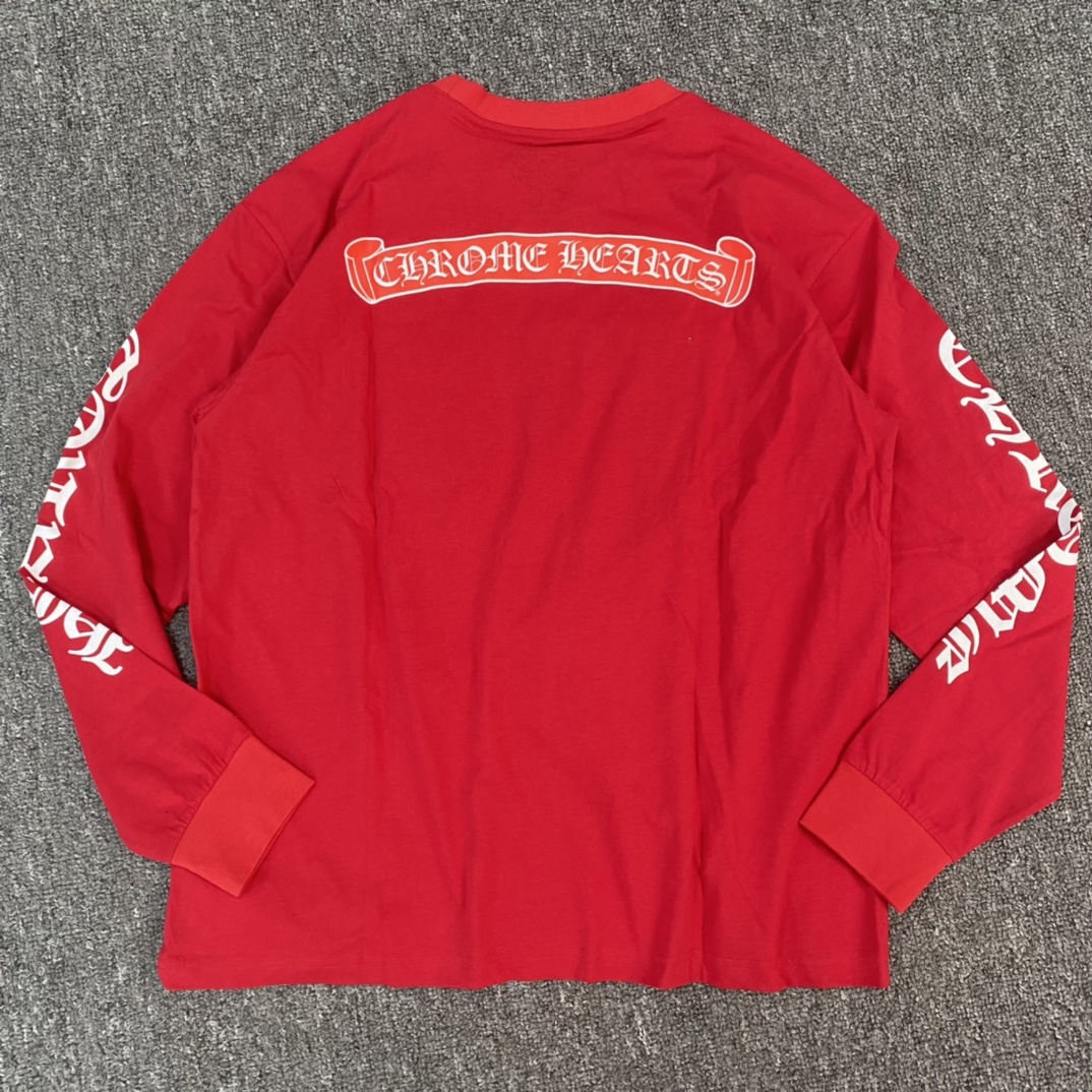 Chrome Hearts 23FW New Red Roller Long-Sleeve ShirtFurniture: Custom-woven and dyed 40% count 230g pure cotton, single-sided reactive dyeing. The entire garment features a hand-printed thermosetting ink, resulting in a slightly matte finish rather