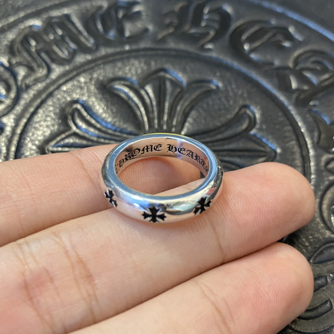 Chrome HeartsSmooth Round Cross Ring. Original version purchased for 2850 (presumably HKD). The outer cross has a deep indentation; magnification reveals the cross pattern. Oxidation finish and engraving are identical to the original. High-quality
