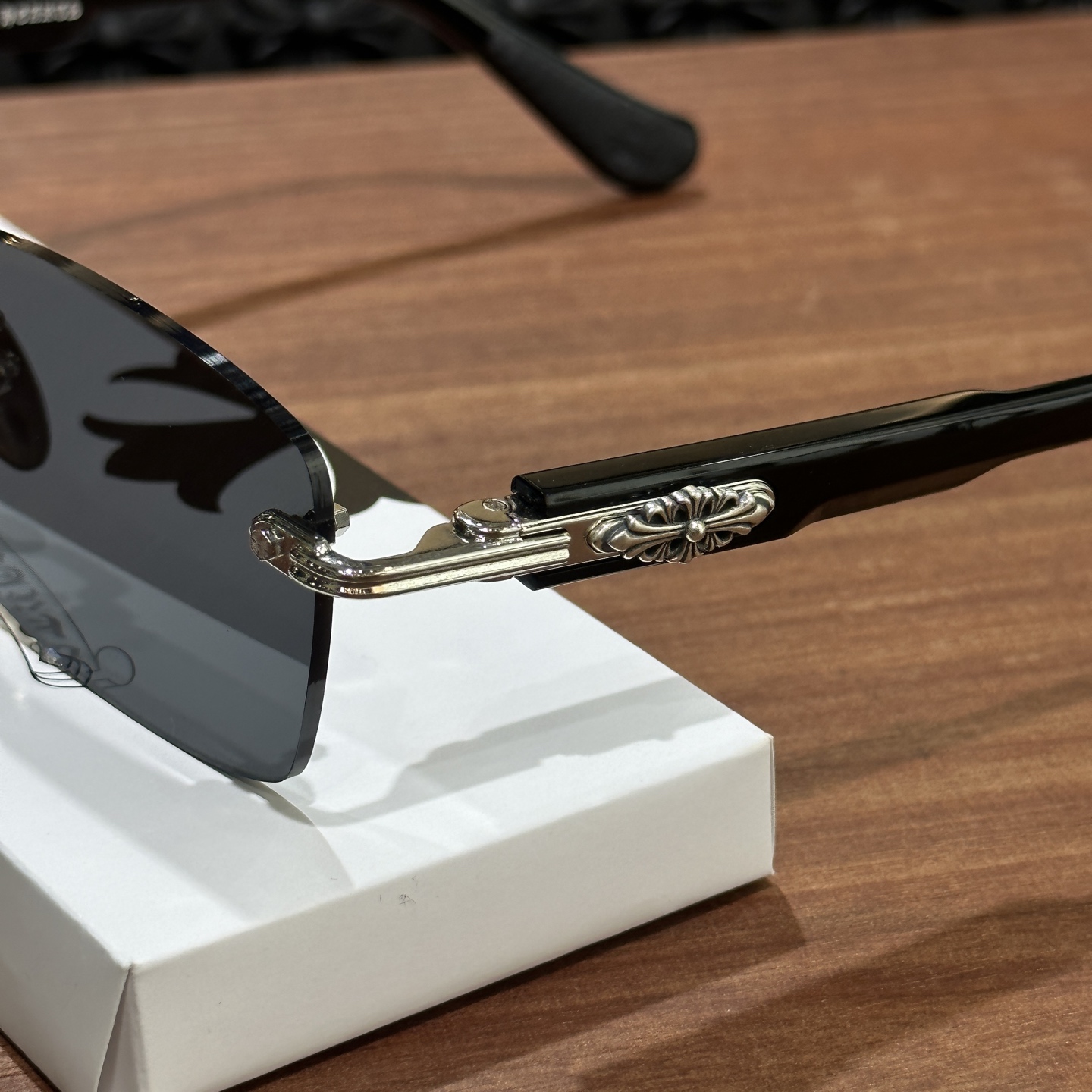 CH Sunglasses Model: DEEP IIMaterial: 925 SilverSize: 57 (20-146)Accessories: Eyeglass Case, Eyeglass Cleaning ClothA summer essential! Looks incredibly cool on!