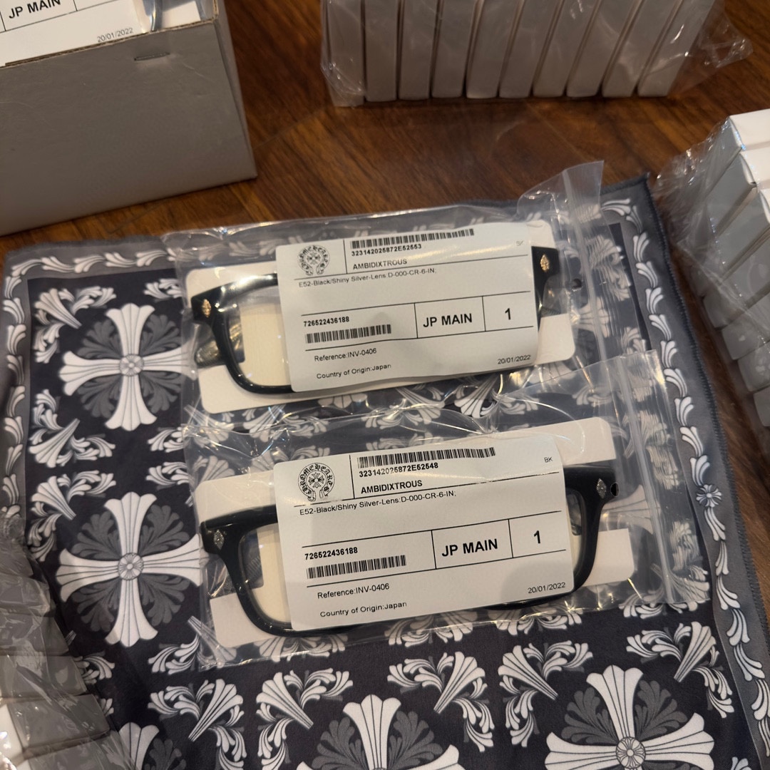 Silver 5, Gold 1 - Sold out, no reorders.Silver accessories are top-of-the-line. Free new eyeglass cleaning cloth with your order.Those who frequently follow my WeChat Moments should know that I purchased these glasses from a reseller last April.