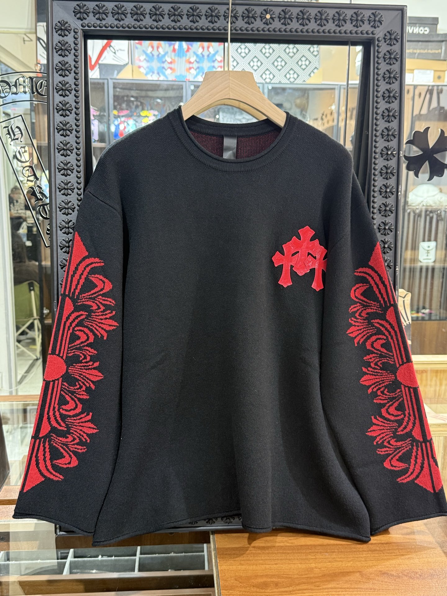 Chrome Hearts double-layered cashmere sweater with three patent leather crosses, retailing for nearly 50,000 RMB, unisex. Made of double-layered pure cashmere, featuring three imported patent leather crosses hand-stitched, and a jacquard lace pattern