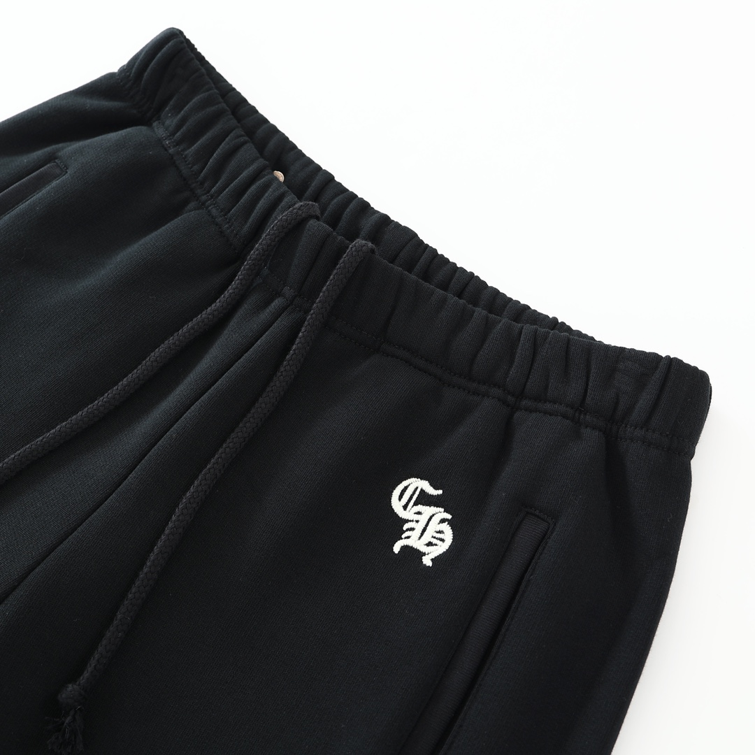 CH's new embroidered shorts. All sizes are now available. Original Hong Kong import, purchased for 8700. Made of 330g pure cotton, soft and comfortable to the touch. Features garment-washed finish, imported TAJIMA machine-positioned embroidery, custo