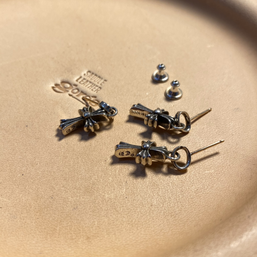 [Ready Stock, Ships Immediately] Chrome Hearts Babyfat Earrings. A best-selling classic earring style worn by numerous celebrities and influencers. Exclusive 14k gold post with cross-shaped details identical to the original. Distinguished from copper