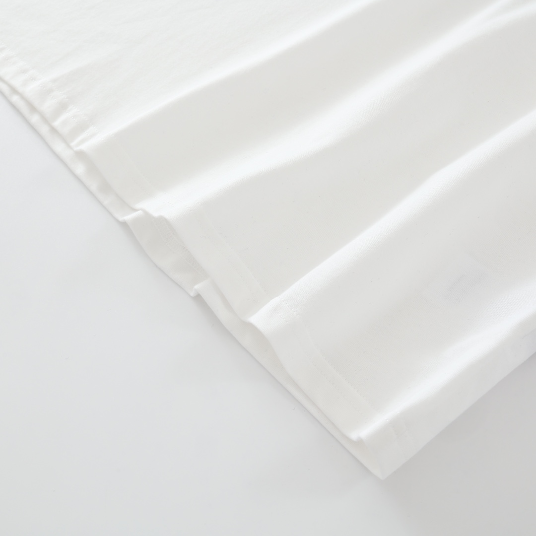 CH x Levi's Cross Short-Sleeve T-Shirt. Two colors, all sizes available. Made of 220g 26-knit 100% cotton. Printed with thermosetting ink. Individually molded. Custom-made genuine lambskin. Custom-made accessories. Relaxed fit. High-quality craftsman