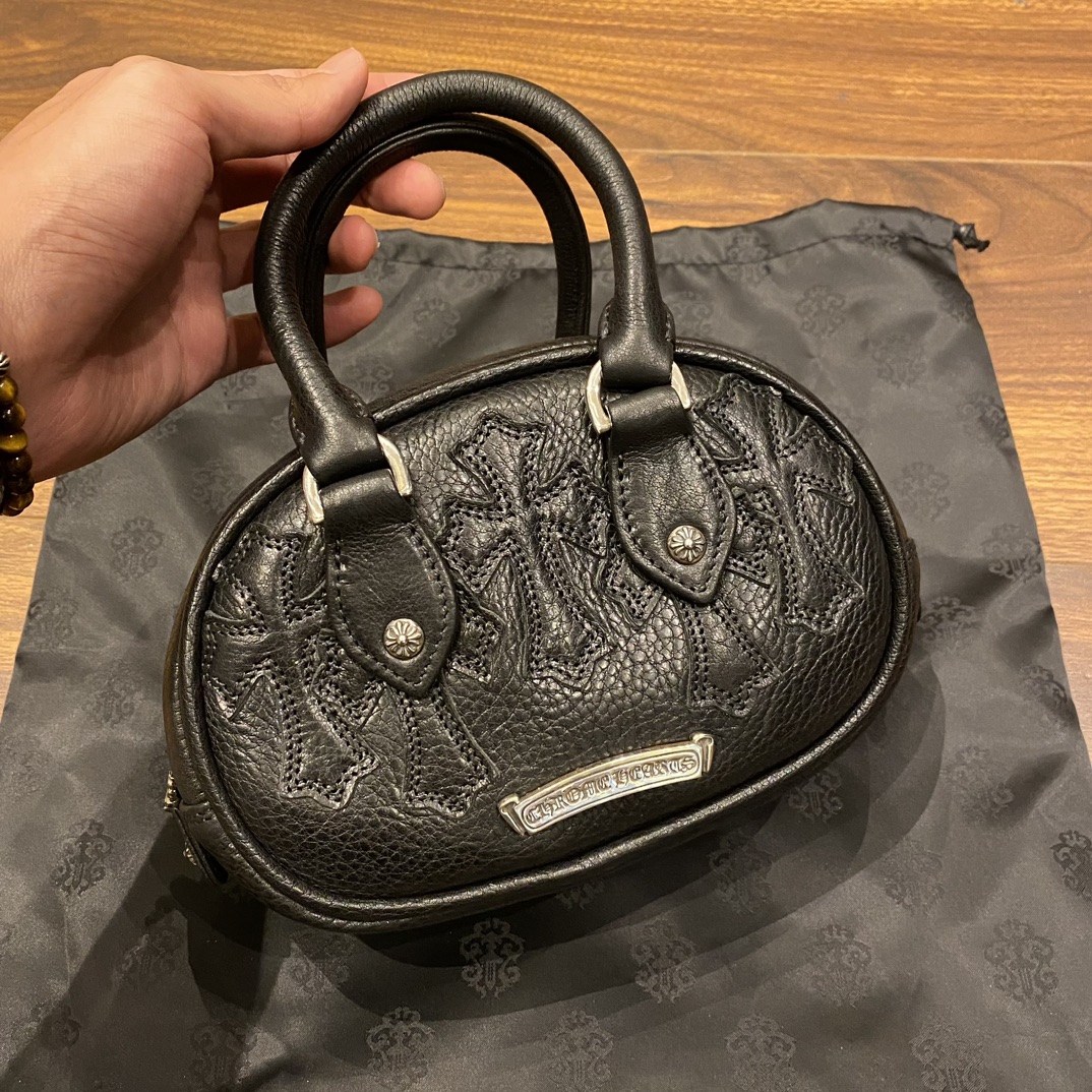 Chrome Hearts Bowling HandbagImported original leather, 925 sterling silver hardwareAll accessories are sterling silver. Correct shape and details. Go out with confidence.Material: Imported calfskin leather, 925 sterling silver hardwareCustomiza