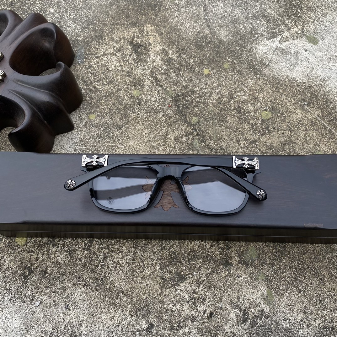 CH Diamond-Studded Cross-Frame Black GlassesA super popular pair, identical to the original, with high-quality nose pads and meticulous attention to detail. Exclusive hand-engraved lettering. Only a few hundred yuan!Glasses are personal items; we