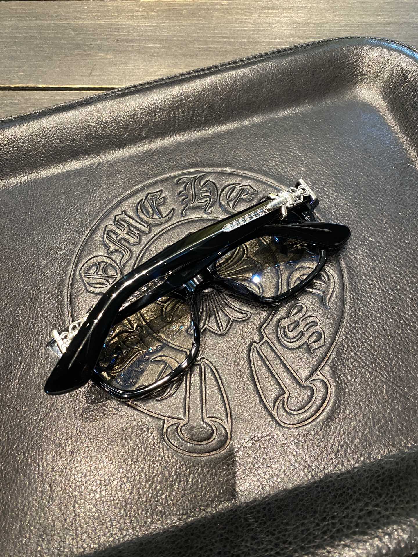 Chrome Hearts925 Sterling Silver Accessories, Glossy Black Sword GlassesCombination frame with two 925 sterling silver sword ornaments. Two cross-shaped details inside. 1:1 replica, meticulous attention to detail. The large black frame is very fl