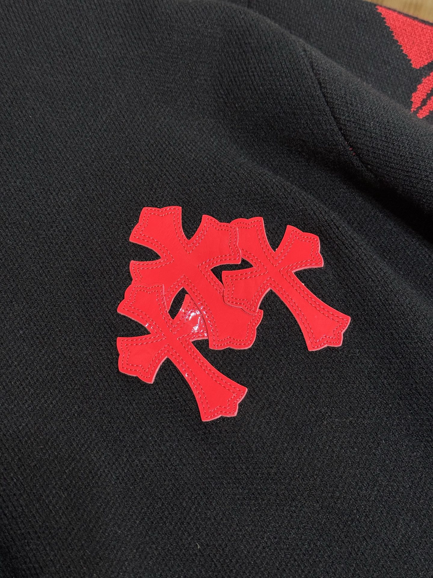 Chrome Hearts double-layered cashmere sweater with three patent leather crosses, retailing for nearly 50,000 RMB, unisex. Made of double-layered pure cashmere, featuring three imported patent leather crosses hand-stitched, and a jacquard lace pattern