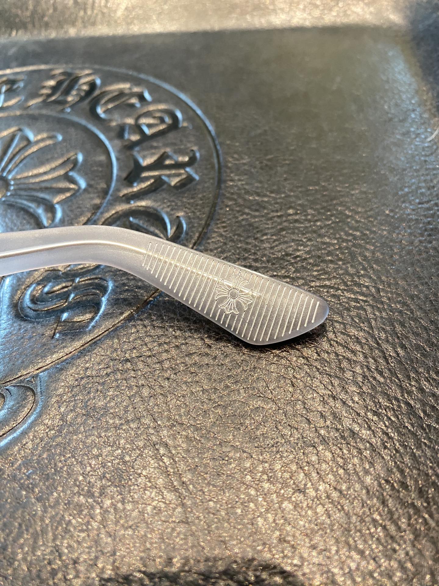 Chrome Hearts925 Sterling Silver Accessories Sky Grey Sword GlassesCombination frame with two 925 sterling silver sword ornaments. Two cross-shaped details inside. 1:1 replica, meticulous attention to detail. The large black frame is very flatter