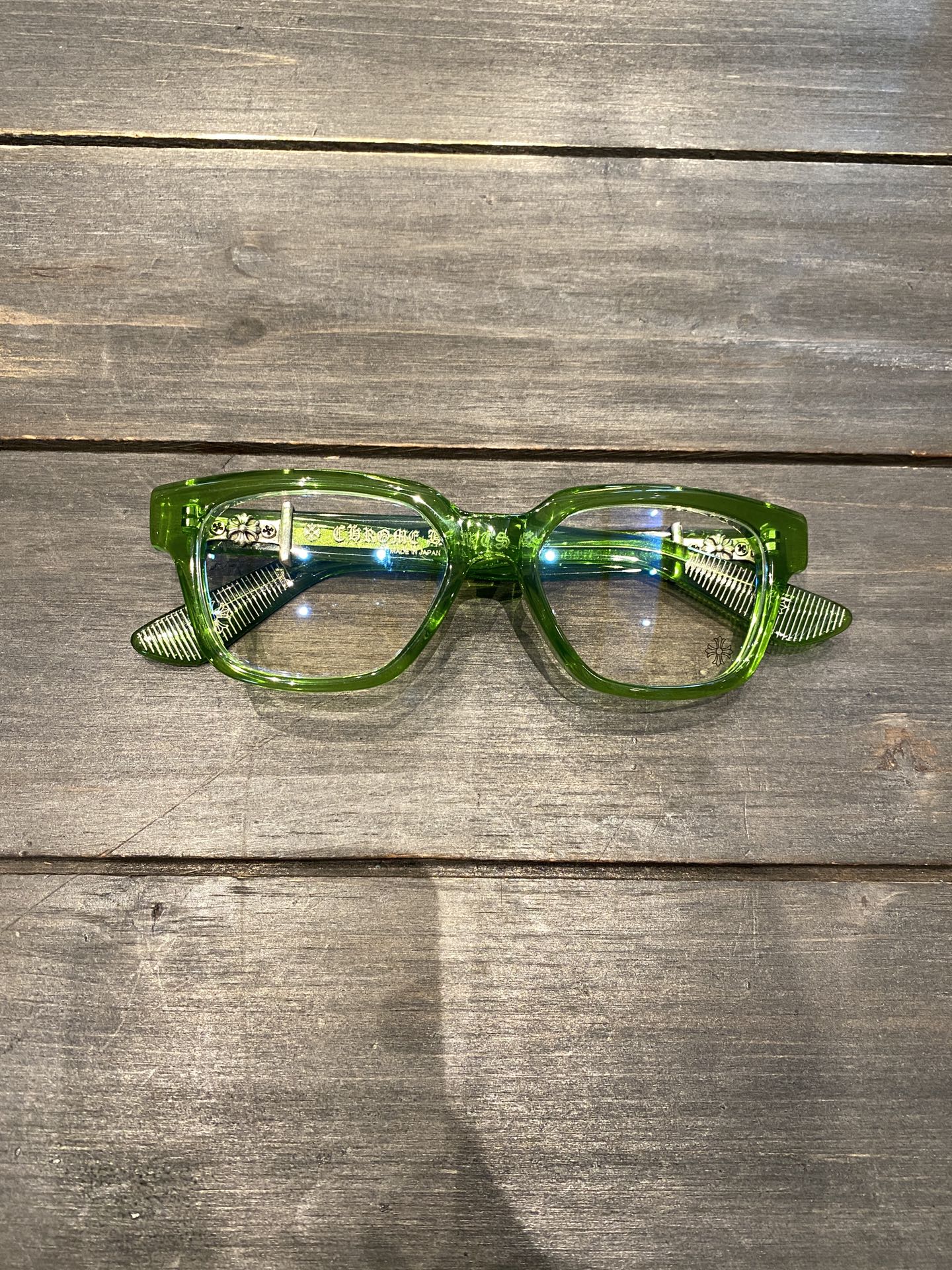 Chrome Hearts925 Sterling Silver Accessories, Emerald Green Sword GlassesCombined frame with two 925 sterling silver sword ornaments. Two cross-shaped details inside. 1:1 replica, meticulous attention to detail. The large black frame is very flat