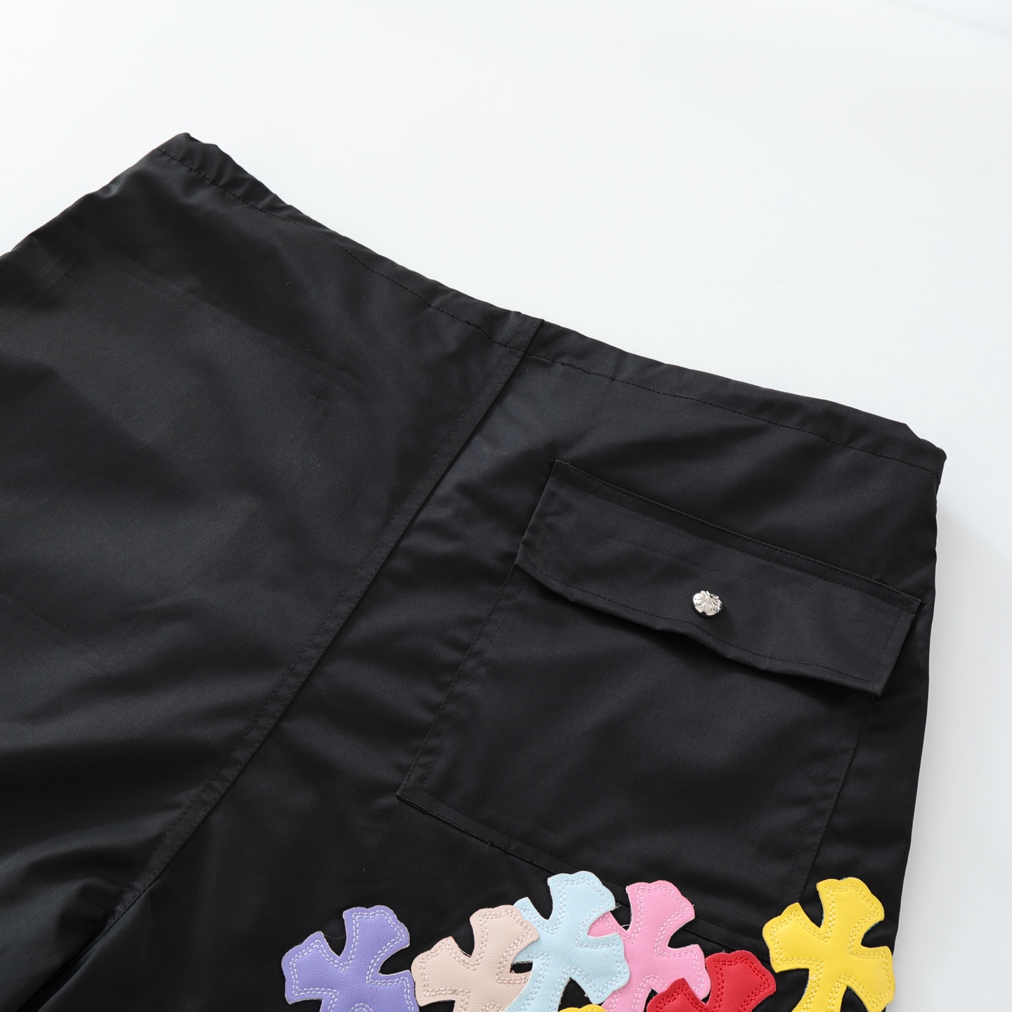 CH's new colorful patchwork paratrooper pants. Two colors and all sizes are now available. Made with a 200g synthetic fiber + cotton blend yarn, featuring a technically advanced three-proof fabric. The patchwork is made of imported lambskin leather,