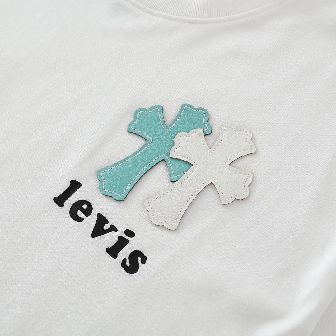 CH x Levi's Cross Short-Sleeve T-Shirt. Two colors, all sizes available. Made of 220g 26-knit 100% cotton. Printed with thermosetting ink. Individually molded. Custom-made genuine lambskin. Custom-made accessories. Relaxed fit. High-quality craftsman