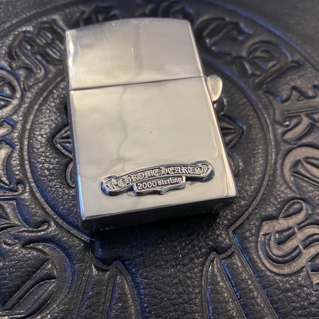 【Chrome Hearts Cross Zippo Lighter】Made entirely of 925 sterling silver with a vintage, distressed finish.Weight: 98 grams. Excellent build quality.A small toy for men, adding a touch of sophistication to smoking.