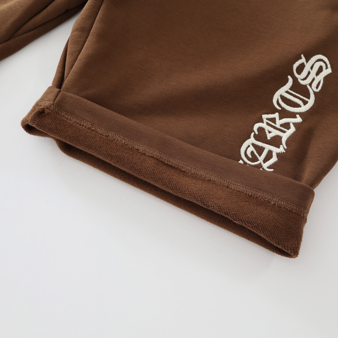 CH's new embroidered shorts in Merlad Brown. All sizes are now available. Original Hong Kong import, purchased for 8700. Made of 330g pure cotton, soft and comfortable to the touch. Features garment-washed finish, imported TAJIMA machine-positioned e
