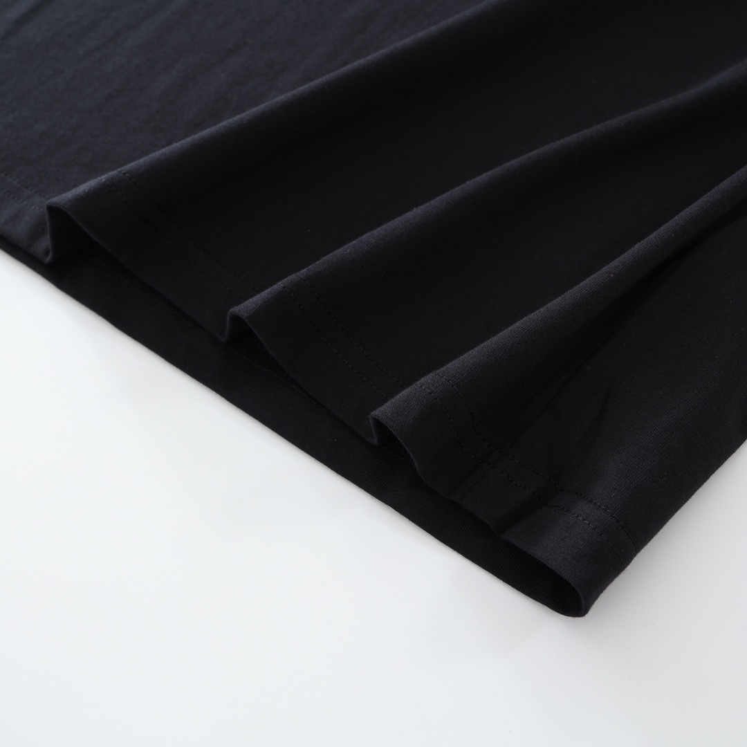 CH's new Sanskrit print long-sleeved shirt with collar. Available in three colors and all sizes. Original Hong Kong import, purchased for 8399. Made of 220g 100% cotton. The print uses a foaming process. Custom accessories. High-quality workmanship f