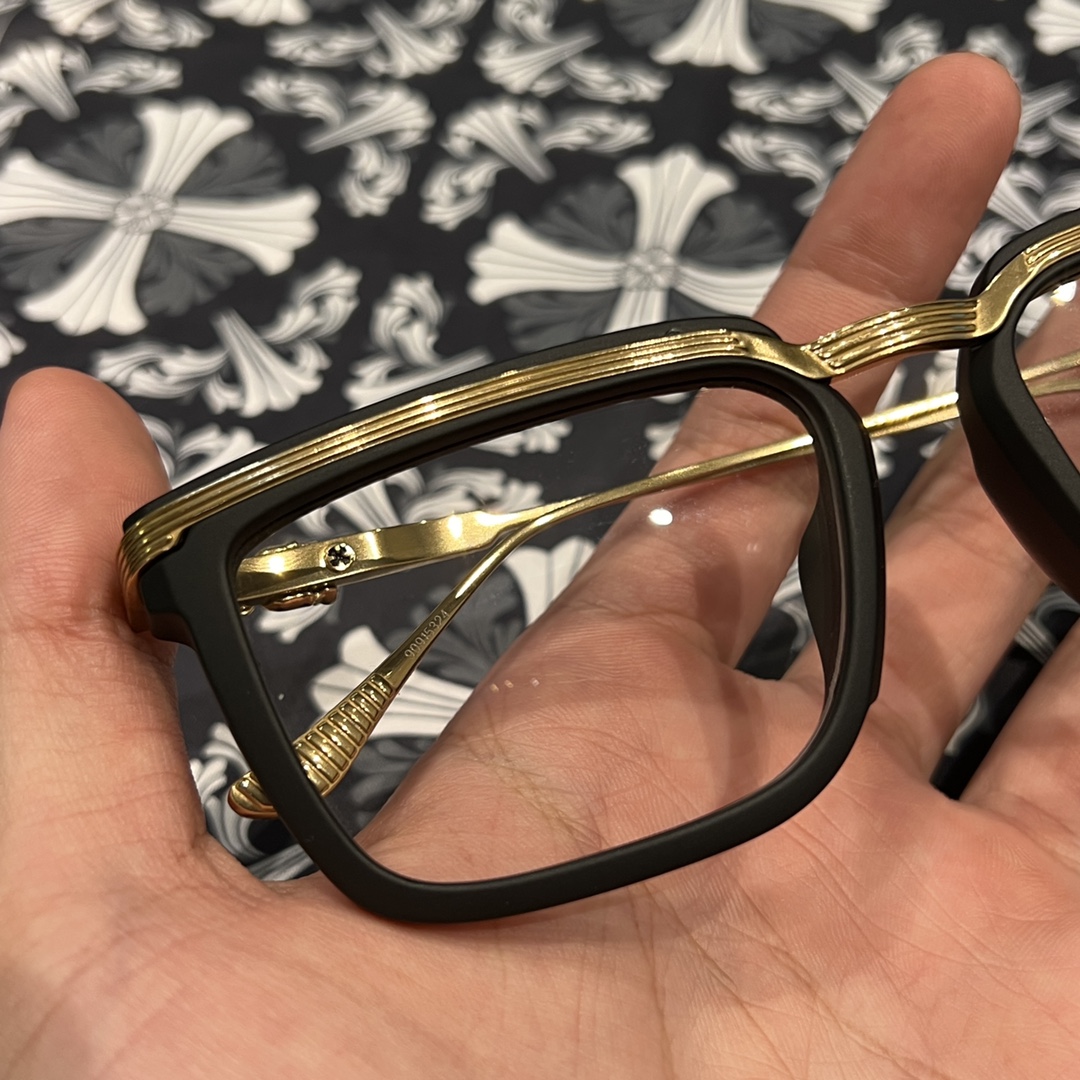 ✟𝐂𝐡𝐫𝐨𝐦𝐞𝐡𝐞𝐚𝐫𝐭✟Black and gold color scheme, black-rimmed sword and dagger style glassesFrosted black frame texture, extremely comfortable to wear. Accessories: 925 sterling silver plated with 22k gold.This is another top-quality pair of glasses w