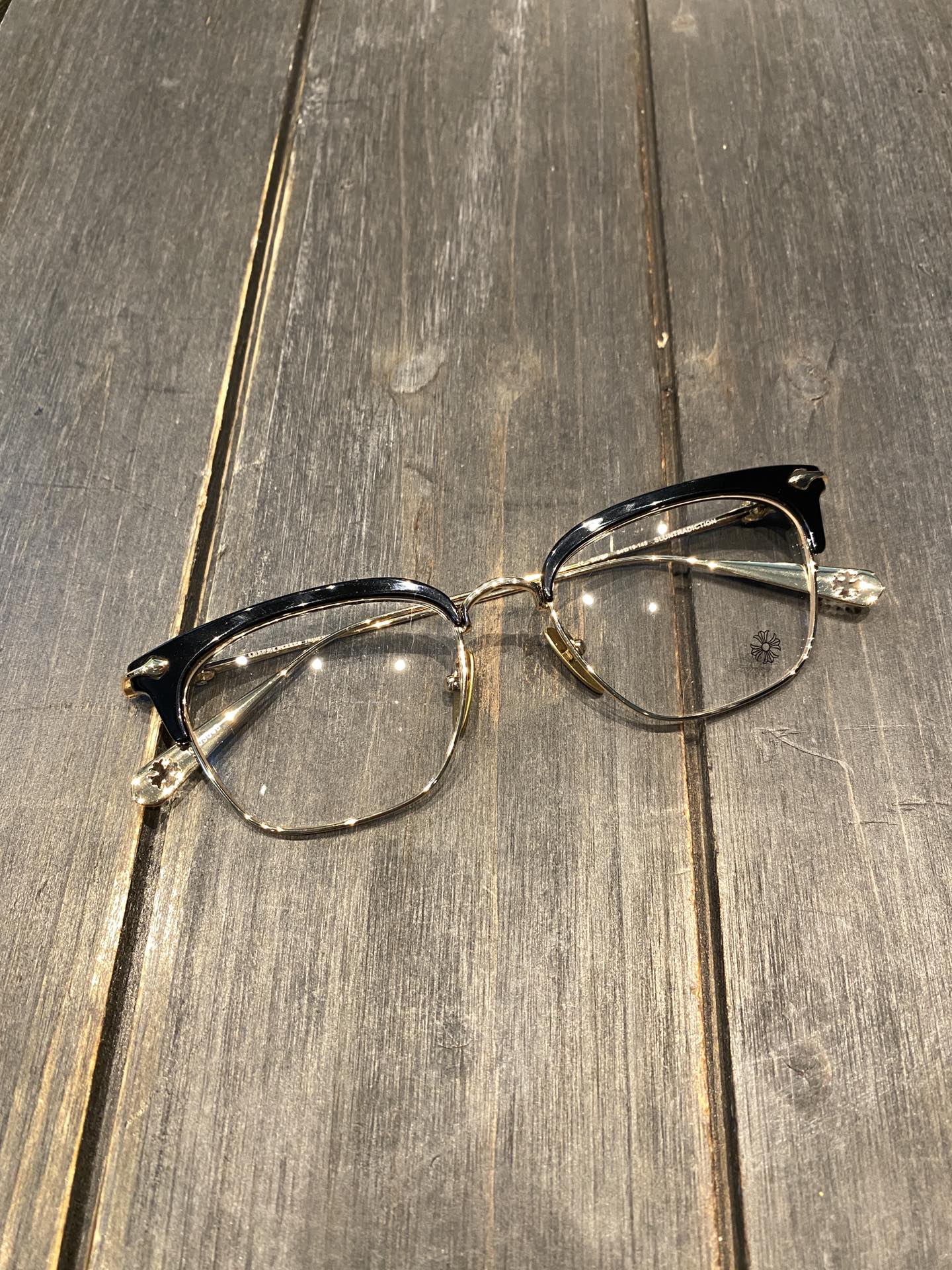 Chrome Hearts Black Gold Xue Zhiqian's Style GlassesAuthentic frames costing over 10,000 RMB are directly disassembled and developed from scratch; agent prices have been comprehensively reduced.Classics never go out of style. The Sluntradiction f