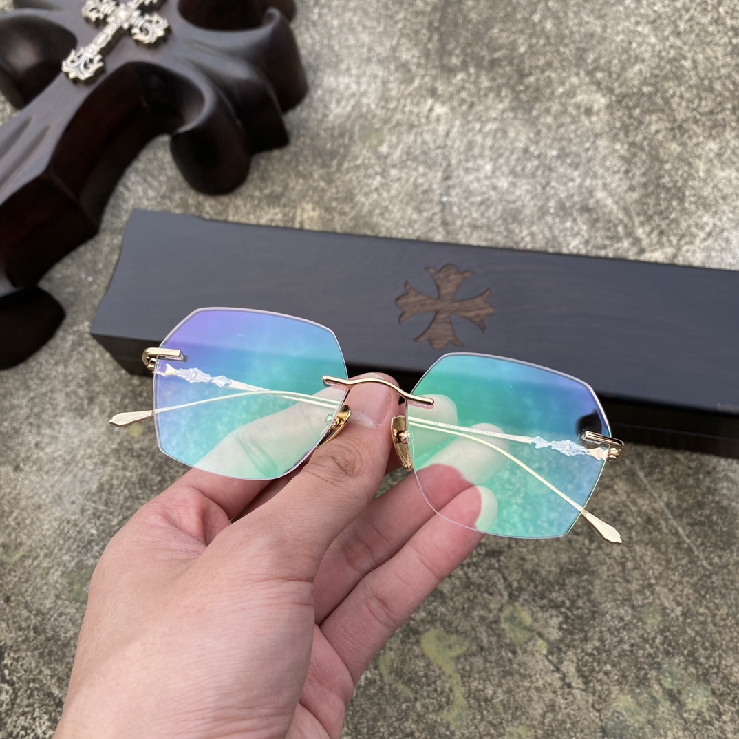 CH Frameless Square Gold Cross GlassesA super popular model, identical to the original, with high-quality nose pads and meticulous attention to detail. Exclusive hand-engraved lettering. Only a few hundred yuan!Glasses are personal items; we do n