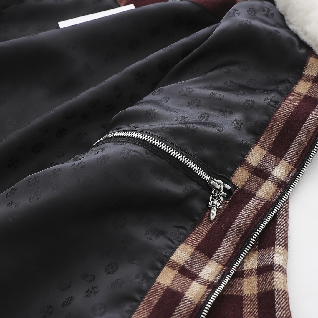 CH New style plaid shirt with lamb's wool collar. Two colors and all sizes available. Made with 11-count double-ply 240g cotton yarn (260g after washing). Laser infrared positioning. Hand-cut for perfect alignment. (Custom-woven black jacquard lining